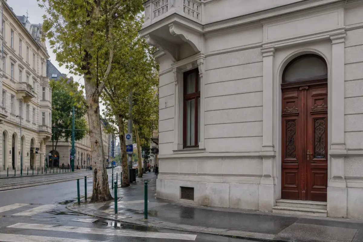 Lipótvárosi utca platánokkal és krémszínű házakkal